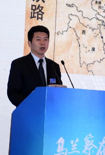 乌兰察布市委副书记、市长费东斌在论坛上致辞