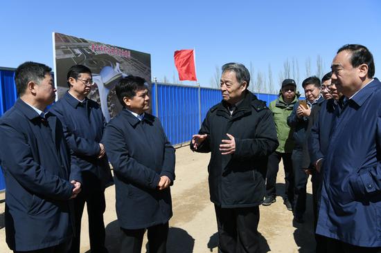 3月30日上午,交通运输部党组书记杨传堂在自治区党委书记、人大常委会主任李纪恒的陪同下,来到呼和浩特市和林格尔新机场高速公路施工现场调研。内蒙古日报社融媒体记者袁永红摄