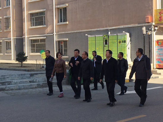 图为王威亮副组长,王振勇副组长在济隆小区实地查看
王荣主任,闫忠书记,兰常青副主任陪同