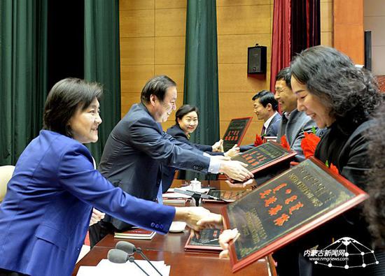 自治区党委副书记、自治区主席布小林为全区实施妇女儿童发展纲要先进集体颁奖。内蒙古日报社融媒体记者 戴宏 摄