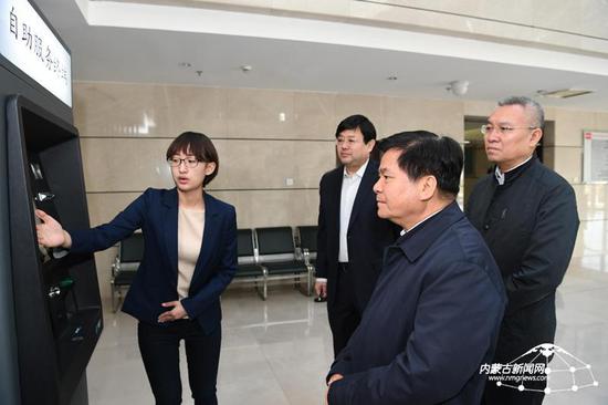4月1日,内蒙古自治区党委书记、人大常委会主任李纪恒专程到自治区发改委调研。内蒙古日报社融媒体记者 袁永红 摄