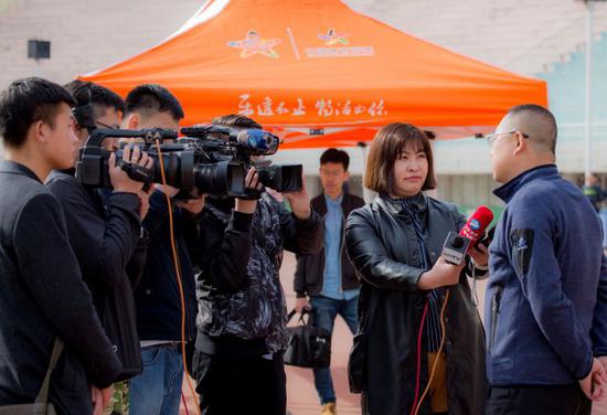 呼和浩特市足球运动中心主任刘勇接受采访时表示,希望比赛让大家共同享受足球的快乐。