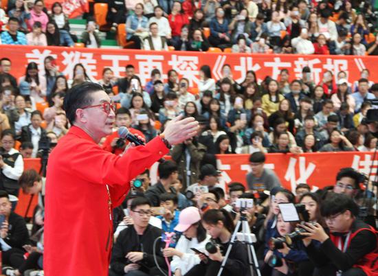 演讲现场座无虚席。