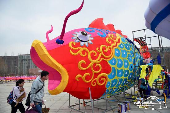 打造花灯为自治区庆生