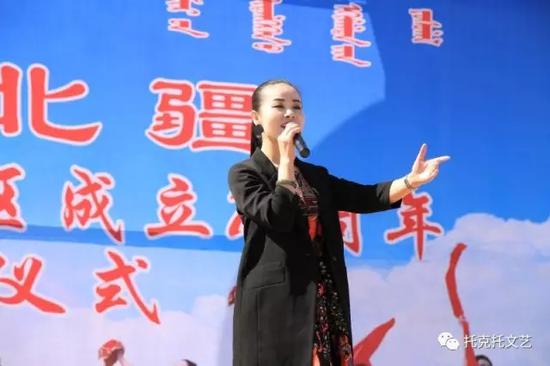 女生独唱《一壶老酒》