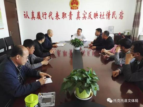 呼和浩特市非遗中心工作人员向黄河湿地管委会党委书记吉亚楠介绍非遗第一村构想