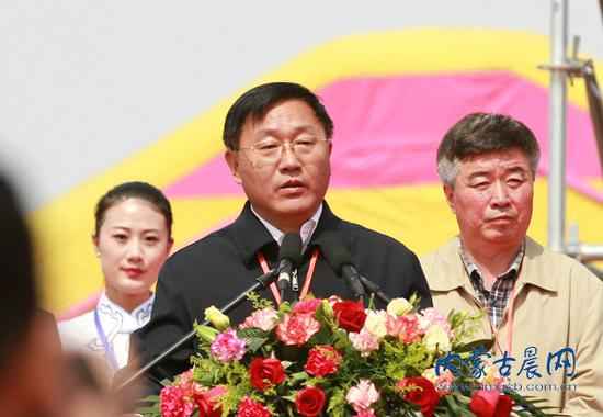 准格尔旗旗委书记麻永飞宣布“高原露”第四届杏花节开幕