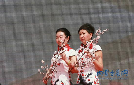 开幕式现场的旗袍秀表演 内蒙古晨报全媒体记者 张杨摄影