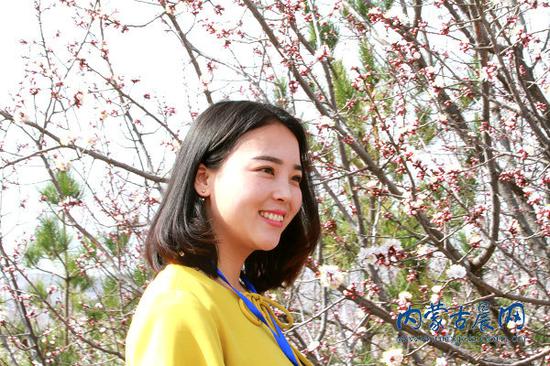 游人与杏花合影
