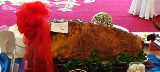 图为当天现场展示的特色蒙餐 李爱平 摄