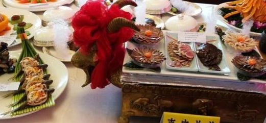 图为当天现场展示的特色蒙餐 李爱平 摄