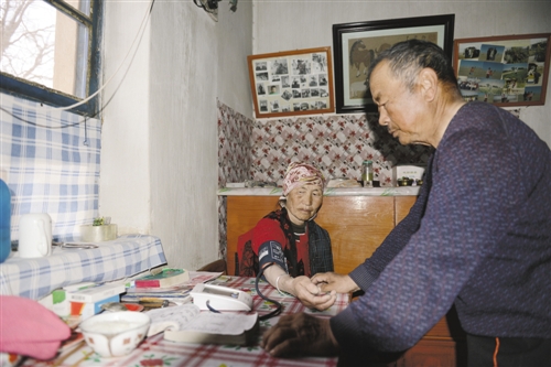 居住在戈壁深处,图布巴图也是个家庭医生。