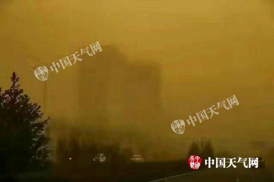 4月17日,内蒙古锡林浩特市出现大风沙尘天气,市区能见度不足1公里。(袁梅 摄)