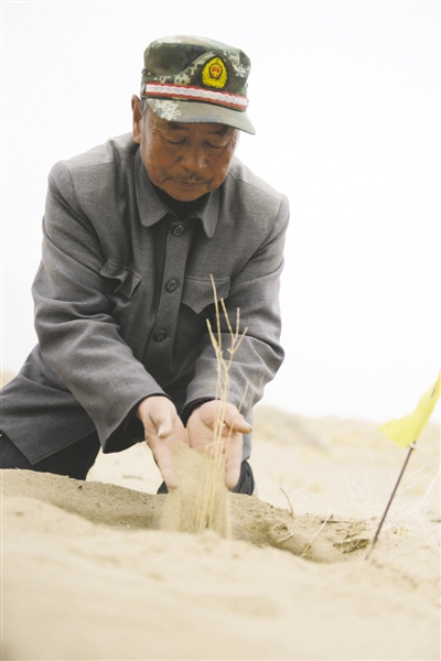 图布巴图与老伴融入大自然的生命活力,如同大自然一样蓬勃旺盛、充满生机。