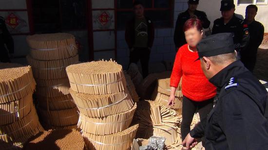 呼和浩特市缉枪治爆和打击“黄赌毒”违法犯罪专项行动中警方现场查获烟花爆竹半成品原材料