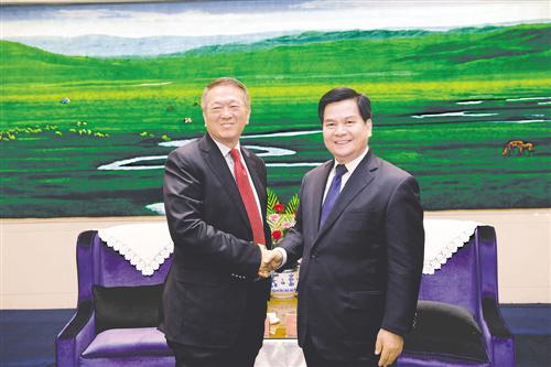 4月19日下午,自治区党委书记、人大常委会主任李纪恒在呼和浩特会见了马来西亚绿野集团董事长李金友。本报记者 袁永红 摄