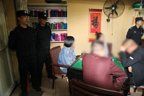 呼和浩特市缉枪治爆和打击“黄赌毒”违法犯罪专项行动中警方捣毁一赌博窝点