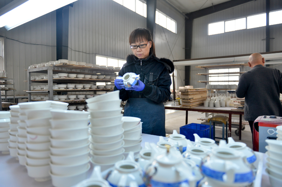 工人师傅正在进行检瓷作业。