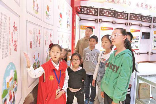 学生在科技馆参观社会主义核心价值观教育基地。