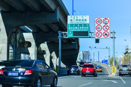 针对新规,快速路相关交通标志标线也正在紧张施划中