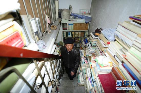 段存瑞书店里的楼梯过道也摆满了各式书籍(4月21日摄)。