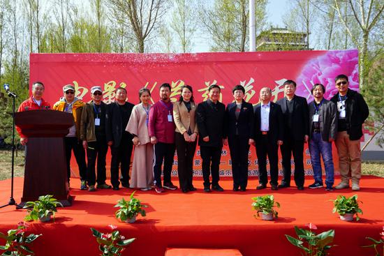 和林格尔县县委常委、宣传部部长张雪梅(右五)与嘉宾们合影留念