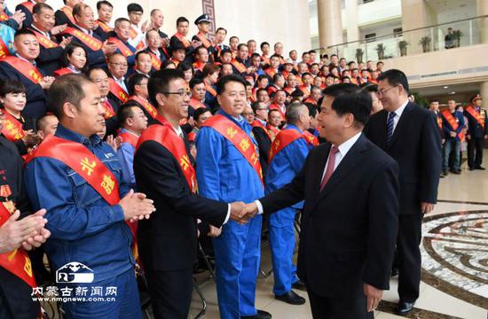 4月28日上午,自治区党委书记、人大常委会主任李纪恒在呼和浩特会见出席自治区庆祝“五一”国际劳动节表彰大会受表彰代表。内蒙古日报社融媒体记者 袁永红 摄