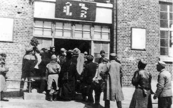 代表进入会场