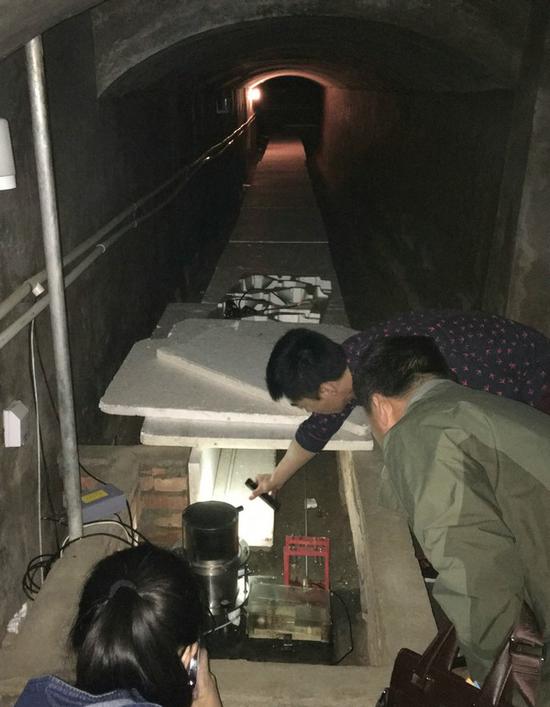 地震观测山洞中放置的精密仪器