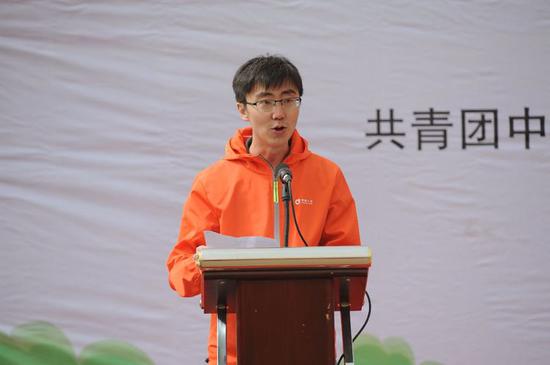 内蒙古分公司机关志愿者代表宣读倡议书