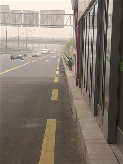 部分车辆仍在BRT公交车道行驶