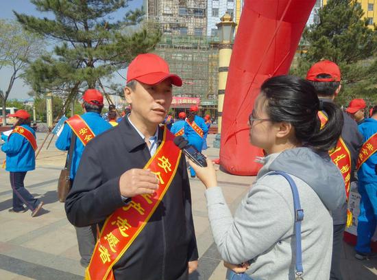 呼和浩特市安监局副局长红英表示:希望更多的市民加入到志愿者的队伍中,增加在全社会凝聚关爱生命健康、热心安全公益的正能量。