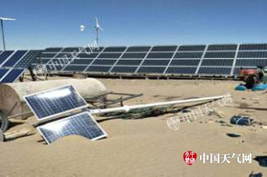 5月4日,阿拉善盟额济纳旗的一处太阳能板被大风挂倒损毁。(图片来源于阿拉善盟气象局)
