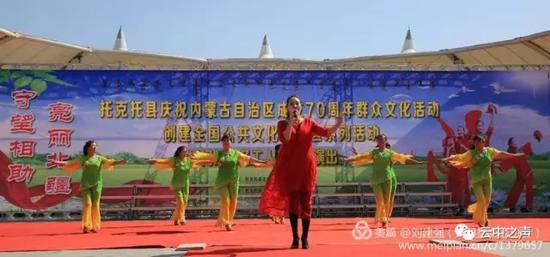 歌伴舞《抛绣球》,表演者:文化志愿者蔺鲜鲜
伴舞:文化志愿者侯红霞等
