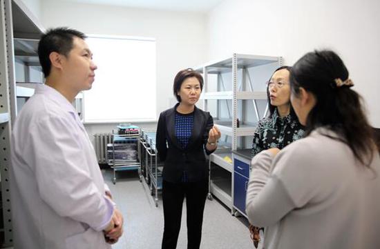市环保局局长李春燕查看环境监测中心站土壤样品交接室