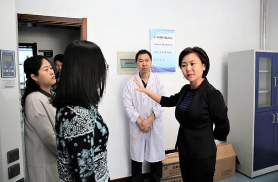 市环保局局长李春燕查看环境监测中心站重金属前处理三室