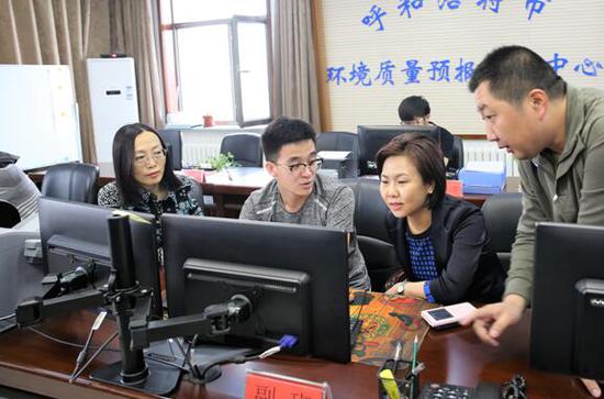 市环保局局长李春燕查看呼市环境质量预报预警中心