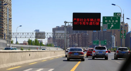 车辆驶入BRT专用道