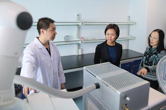 市环保局局长李春燕查看环境监测中心站气质联用室