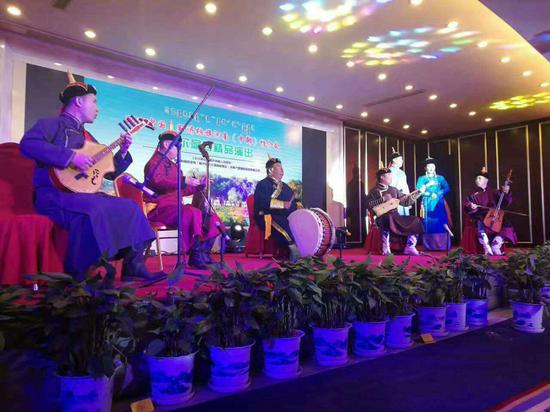 乌兰牧骑表演