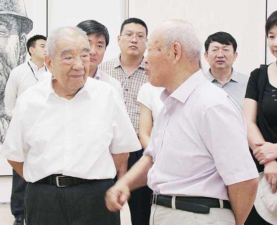 2013 年8 月25 日,87 岁高龄的布赫同志到中国美术馆参观“翰墨长河”中国书法城·乌海书法美术摄影展。(郭婧 摄)