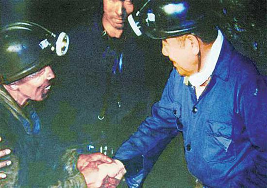 1989 年8 月,布赫同志(右)在乌海市五虎山矿井。(新华社发)