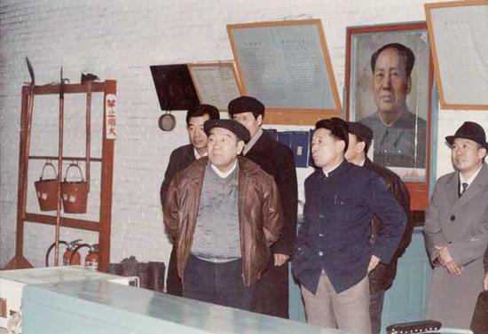 1991 年2 月,布赫同志(前排左一)在乌海市老石旦煤矿主井绞车房视察工作。(神华乌海能源公司提供)