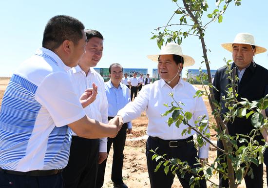 5月17日,自治区党委书记、人大常委会主任李纪恒,在呼和浩特市清水河县宏河镇元子湾扶贫林果基地调研。内蒙古日报社融媒体记者 袁永红 摄