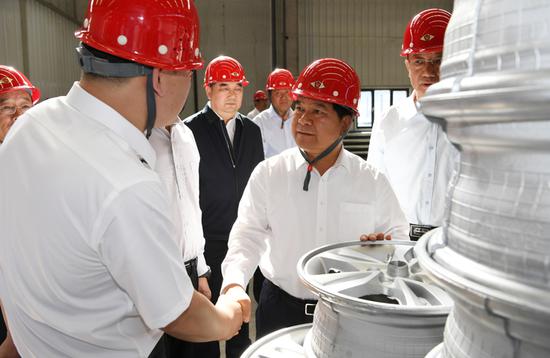 5月17日,自治区党委书记、人大常委会主任李纪恒,来到托克托县开发区调研内蒙古华堂伟业铝轮毂加工项目建设运营情况。内蒙古日报社融媒体记者 袁永红 摄