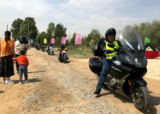 摩托骑游团驶入营地 内蒙古晨报全媒体记者 郝琴摄影