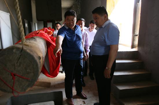 鄂尔多斯市“古法油坊”非物质文化传承人、天思旅游度假村负责人陈永宏向吉日嘎拉图书记介绍祖传古法榨油技艺