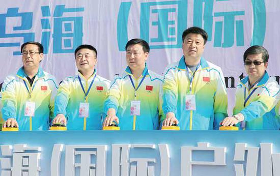 5月20日,2017乌海户外节开幕。市委书记史万钧,市委副书记、市长高世宏等出席开幕式并为活动揭幕。(石历增 摄)