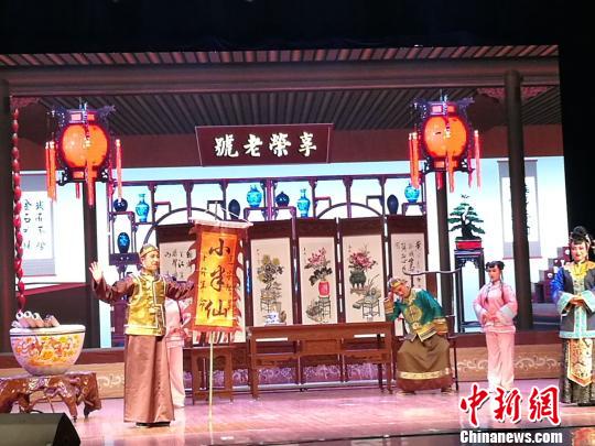 图为演出现场。 李爱平 摄