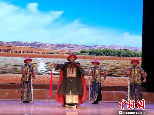 图为演出现场。 李爱平 摄
